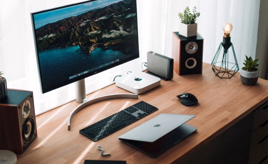 3-minimalist-desk-setups-entry-header-opt
